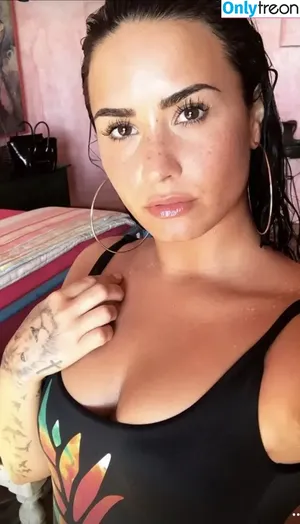 Demi Lovato / ddlovato nude photo #0557