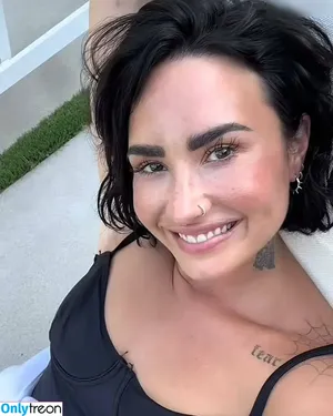 Demi Lovato / ddlovato nude photo #0562