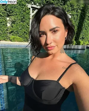 Demi Lovato / ddlovato nude photo #0563