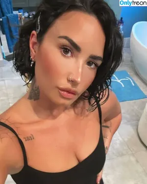 Demi Lovato / ddlovato nude photo #0564