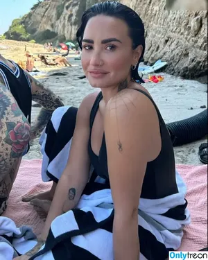 Demi Lovato / ddlovato nude photo #0567