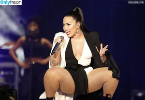 Demi Lovato / ddlovato nude photo #0597