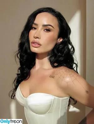 Demi Lovato / ddlovato nude photo #0944