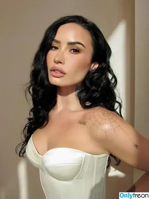 Demi Lovato / ddlovato nude photo #0954