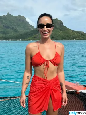 Demi Lovato / ddlovato nude photo #0955