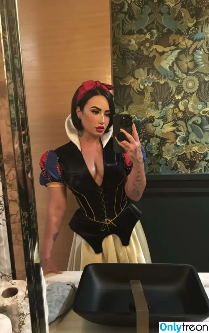 Demi Lovato nude photo #0119 (ddlovato)