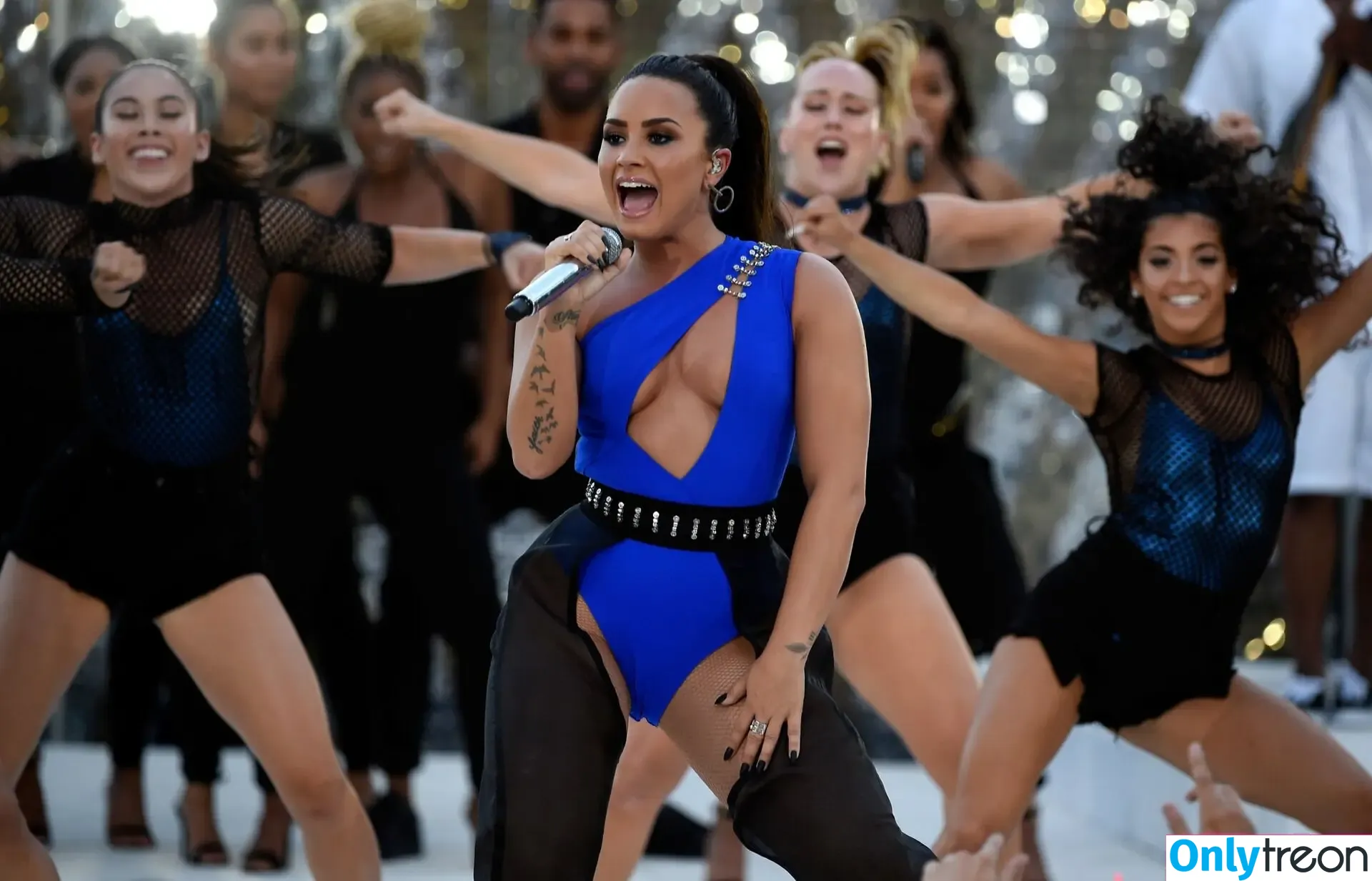 Demi Lovato nude photo #0133 (ddlovato)