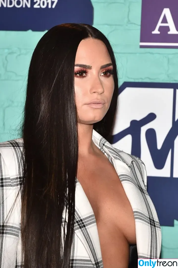Demi Lovato nude photo #0146 (ddlovato)