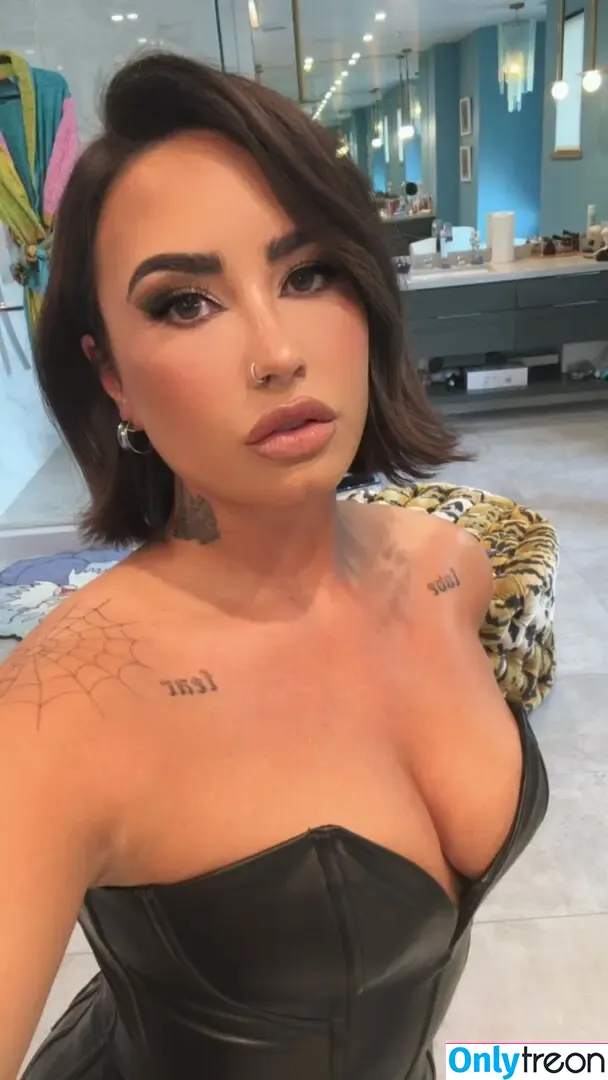 Demi Lovato nude photo #0350 (ddlovato)