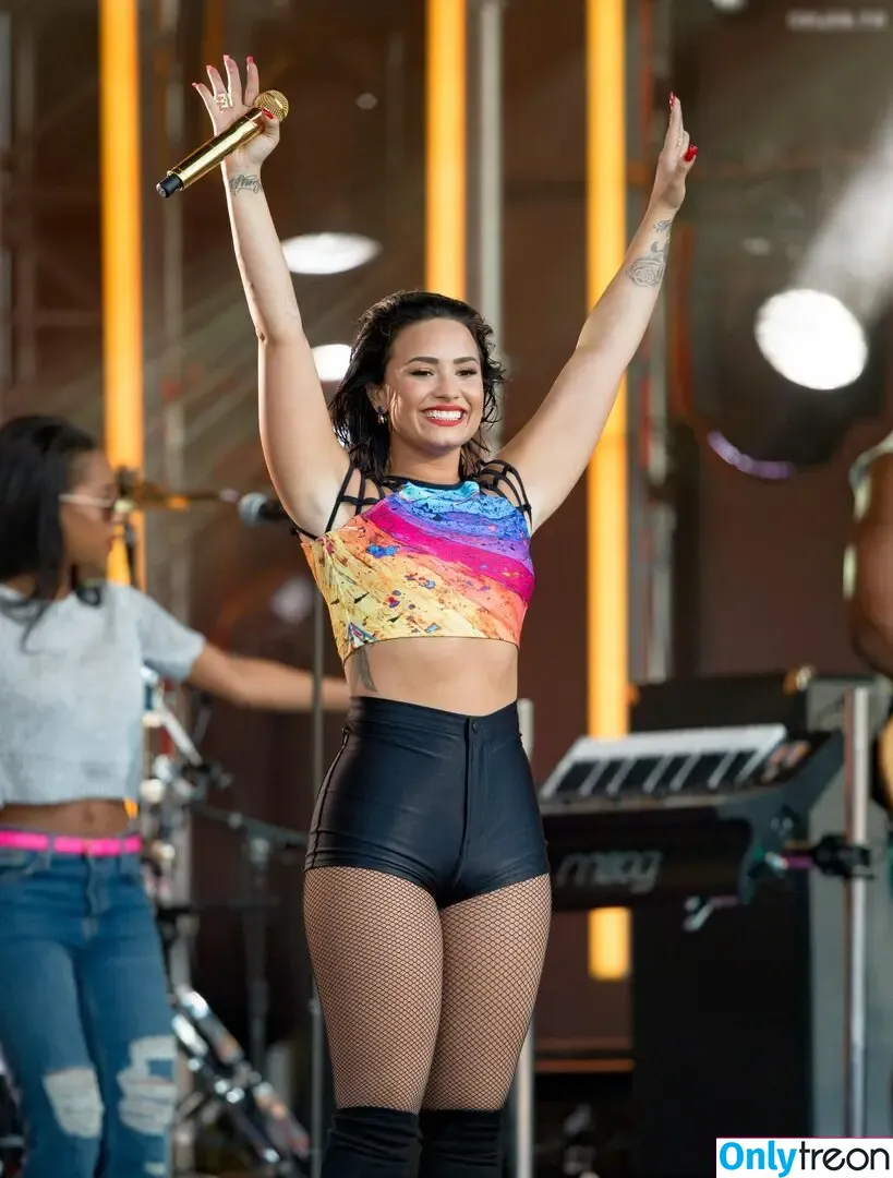 Demi Lovato nude photo #0380 (ddlovato)