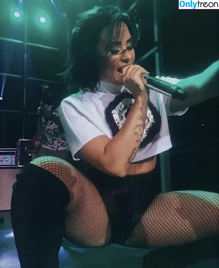 Demi Lovato nude photo #0389 (ddlovato)