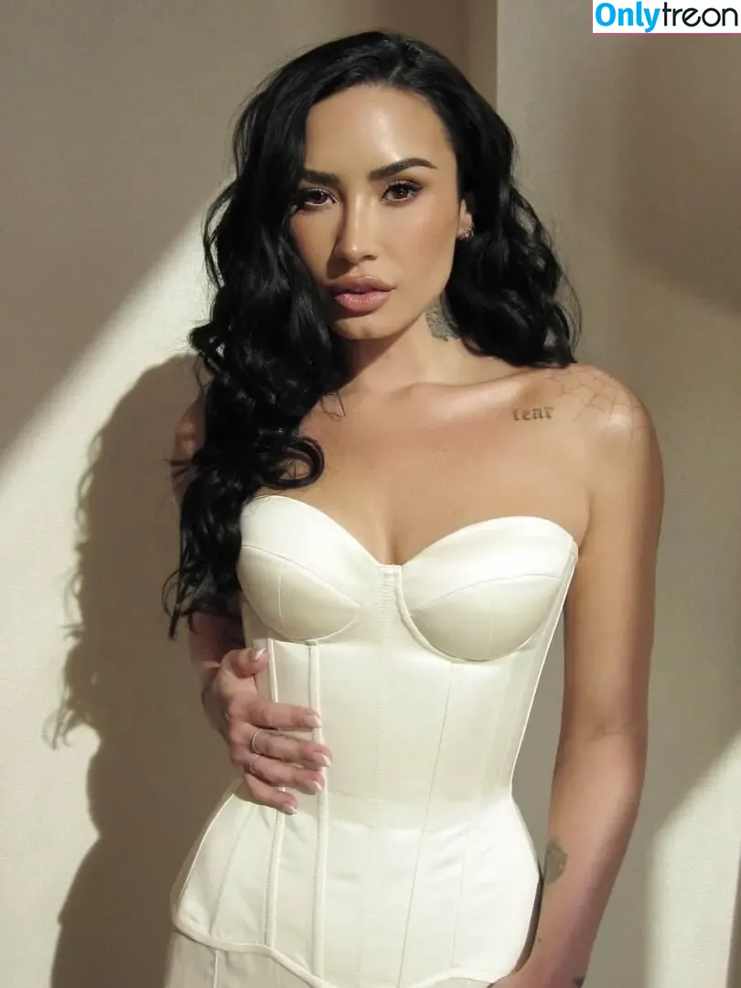 Demi Lovato nude photo #0946 (ddlovato)