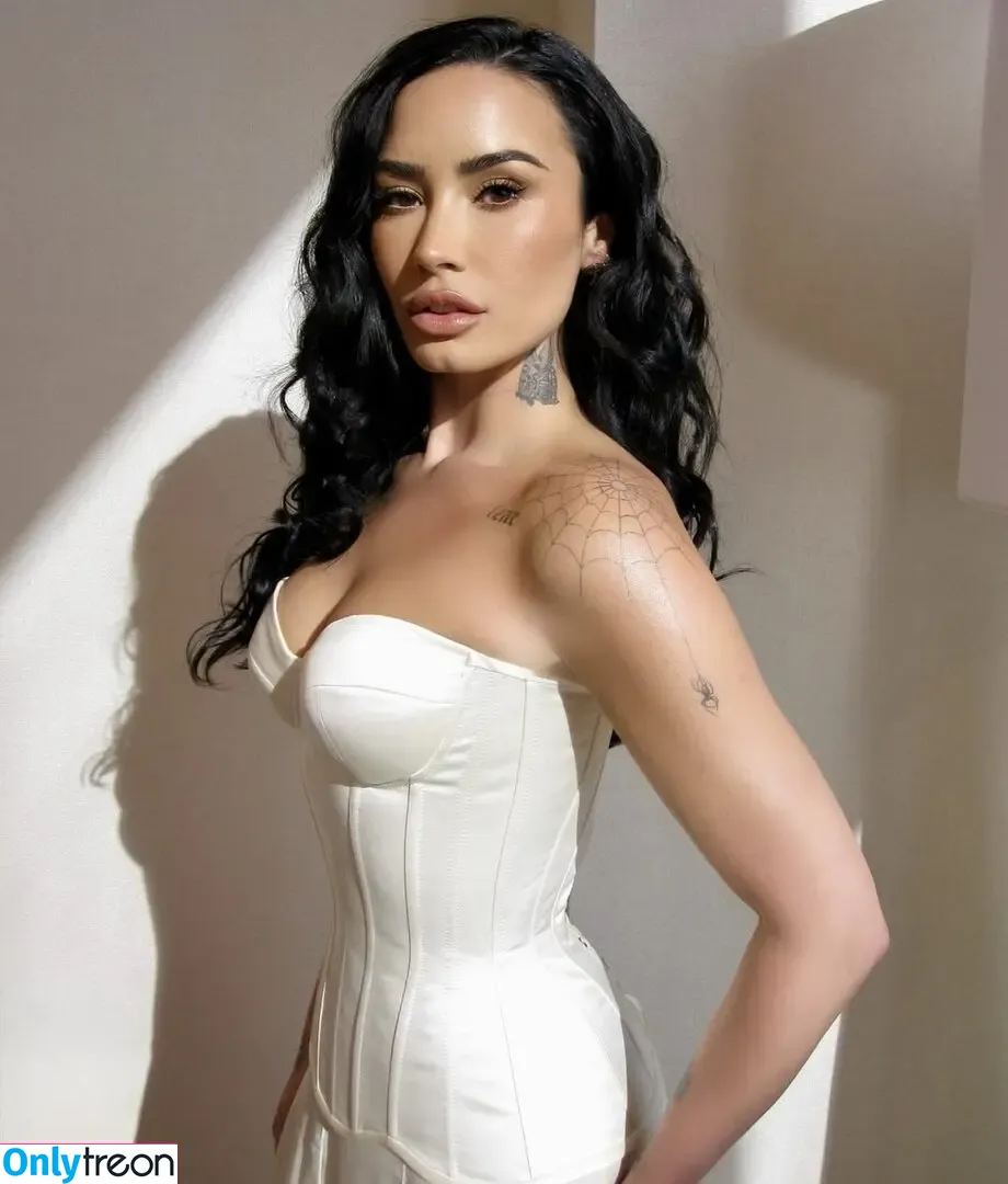 Demi Lovato nude photo #0952 (ddlovato)