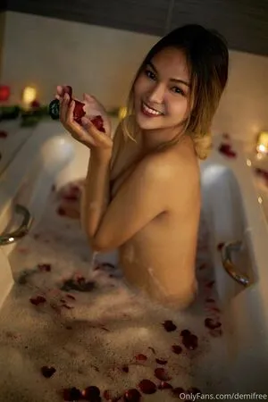 demifree / ddlovato nude photo #0016