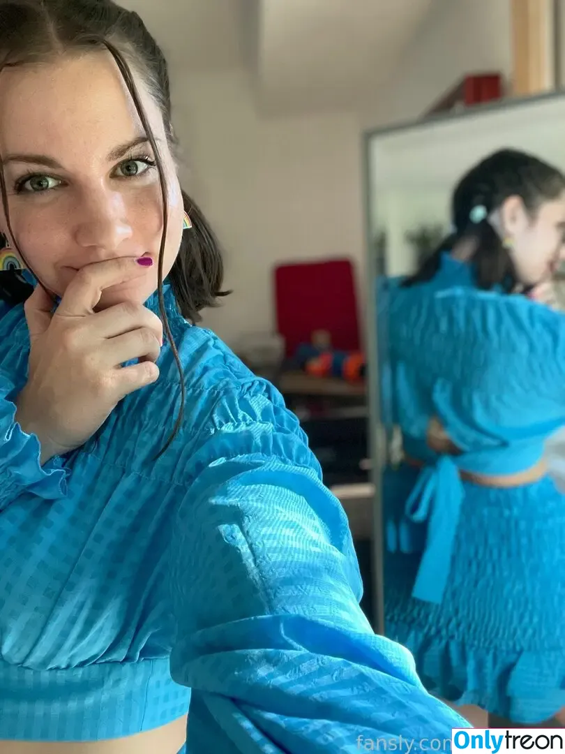 dianakills nude photo #0080 (ShibaHuskeyMom / dianakills_)