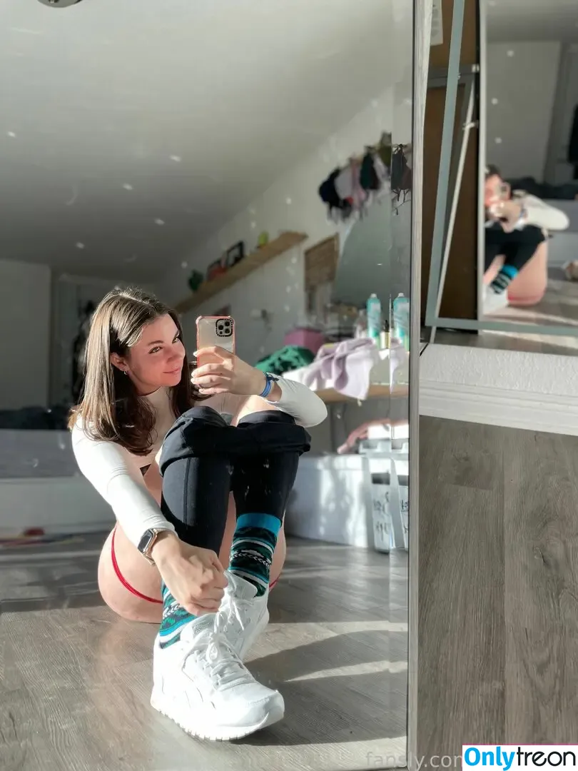 dianakills nude photo #0390 (ShibaHuskeyMom / dianakills_)