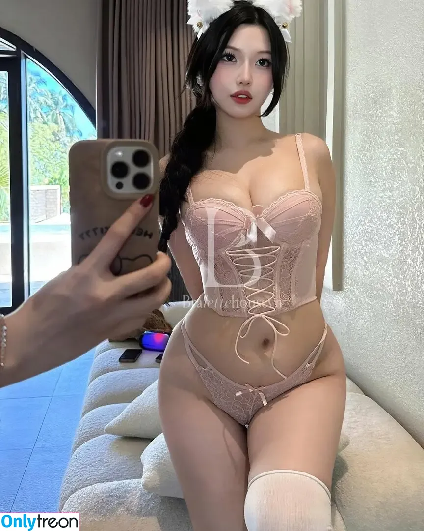Duyenn Hipp nude photo #1330 (duyenn.hipp)