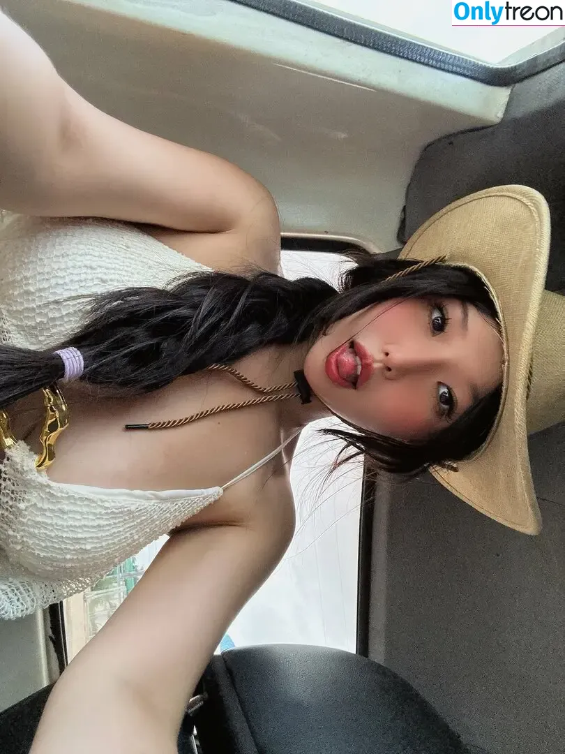 Duyenn Hipp nude photo #1524 (duyenn.hipp)