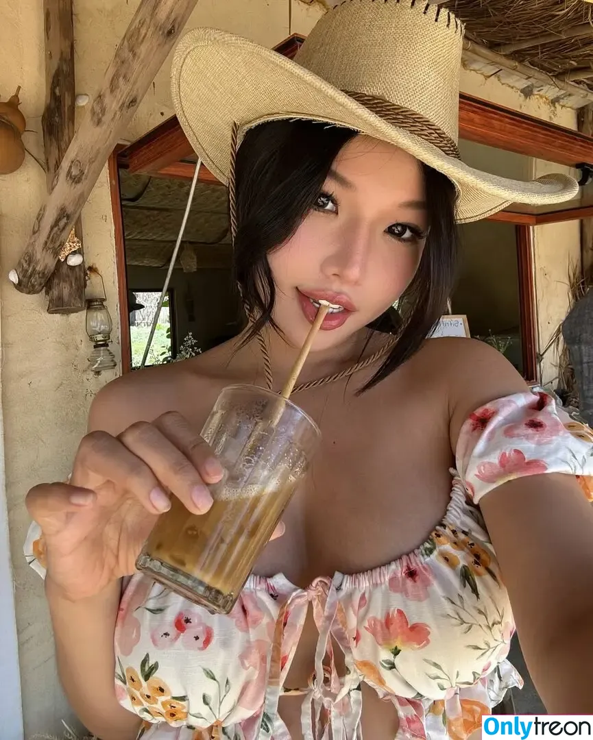 Duyenn Hipp nude photo #1552 (duyenn.hipp)