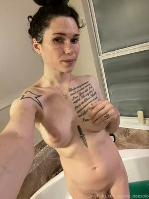 eeveebeevip / eeveebee nude photo #0010