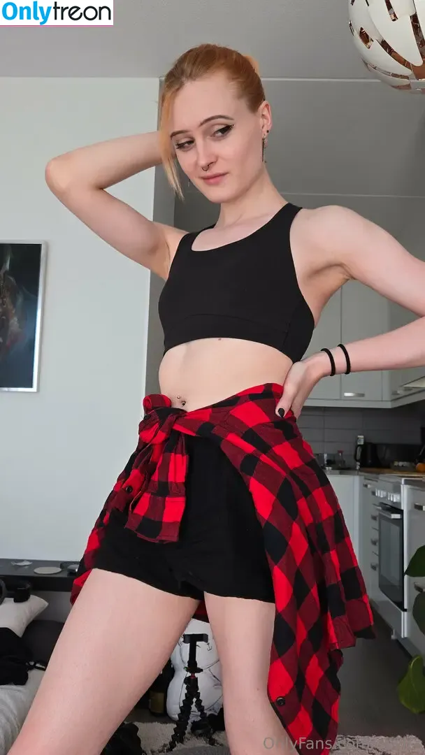 eeziss nude photo #0323 (eeezisss)