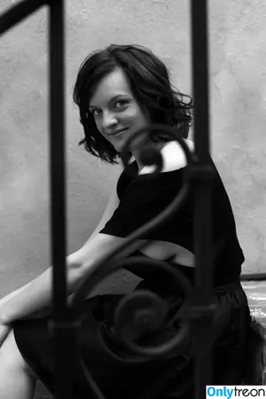 Elisabeth Moss / elisabethmossofficial nude photo #0018