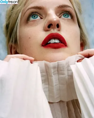 Elisabeth Moss / elisabethmossofficial nude photo #0023