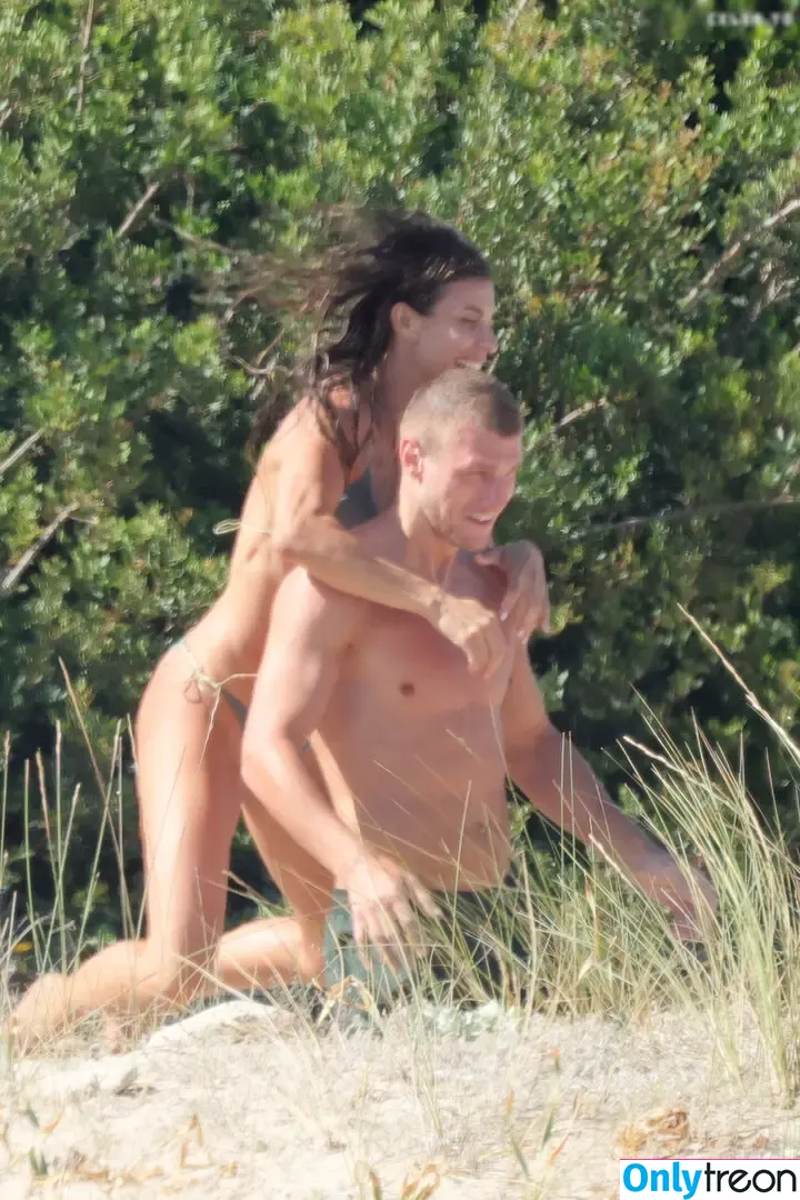 Elisabetta Canalis nude photo #0713 (JustElisabetta / littlecrumb_)
