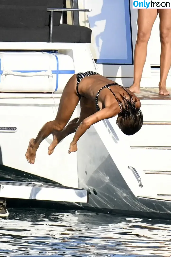Elisabetta Canalis nude photo #1540 (JustElisabetta / littlecrumb_)