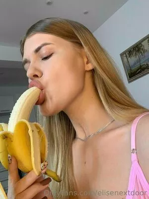 elisenextdoor / elise_outside nude photo #0010
