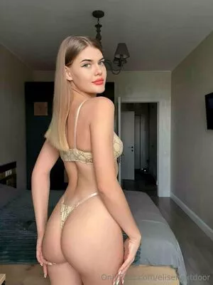 elisenextdoor / elise_outside nude photo #0073