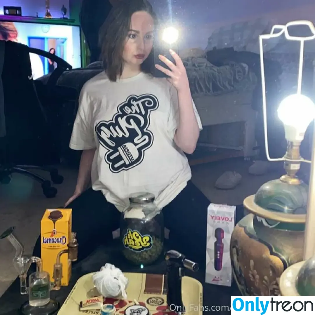 Eliza Smoke nude photo #0021 (Eliza_smoke_420 / eliza_smoke420)