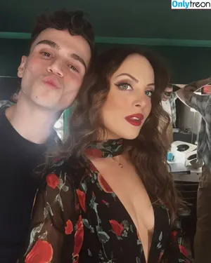 Elizabeth Gillies / lizgillz nude photo #0606