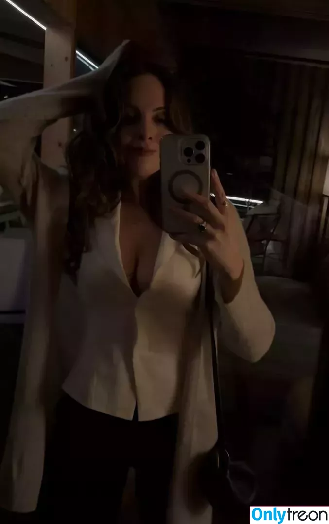 Elizabeth Gillies nude photo #0167 (lizgillz)