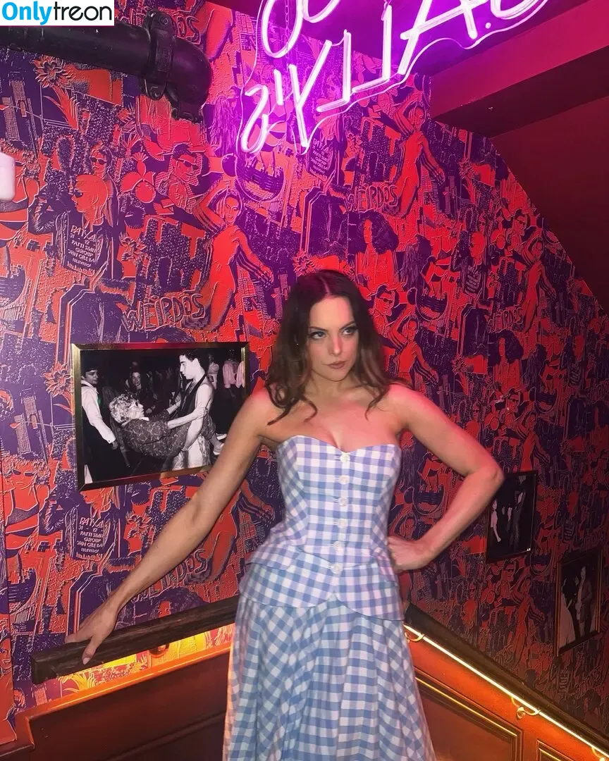 Elizabeth Gillies nude photo #0604 (lizgillz)