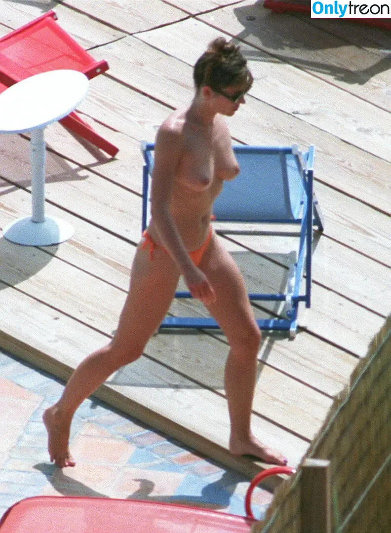Elizabeth Jane Hurley nude photo #0011 (ElizabethHurley / elizabethhurleybeach)