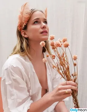 Elizabeth Lail / elizabethlail nude photo #0008