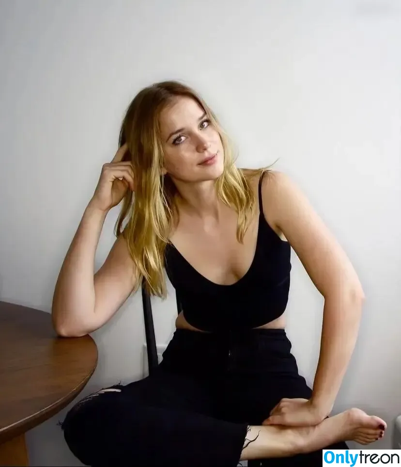 Elizabeth Lail nude photo #0004 (elizabethlail)
