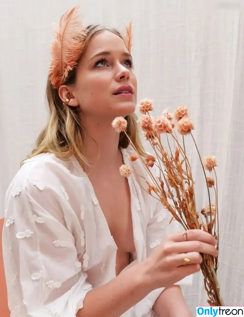 Elizabeth Lail nude photo #0008 (elizabethlail)