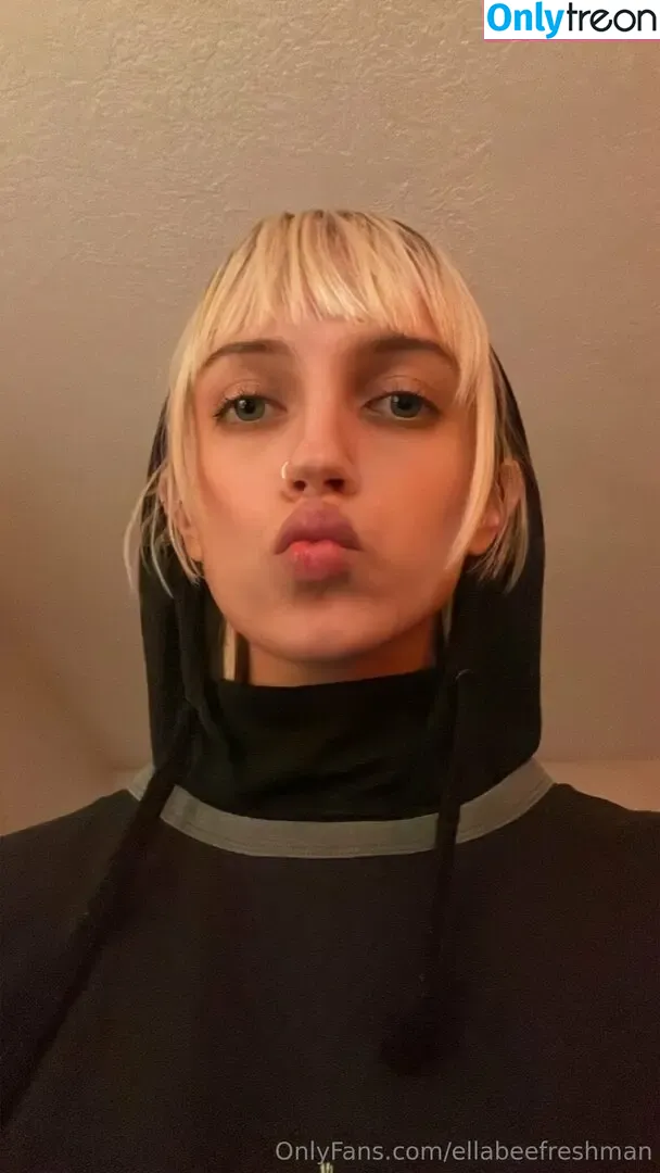 ellabeefreshman nude photo #0021 (ellamberman)