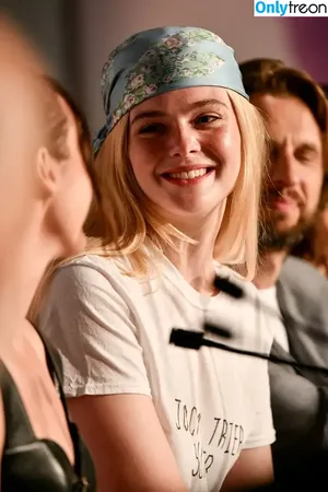 Elle Fanning / ellefanning nude photo #2942
