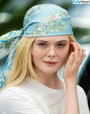 Elle Fanning / ellefanning nude photo #2945