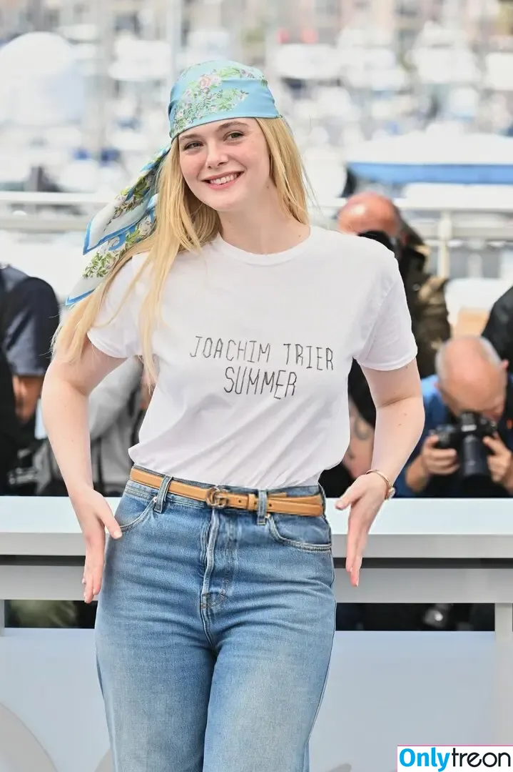 Elle Fanning nude photo #2907 (ellefanning)