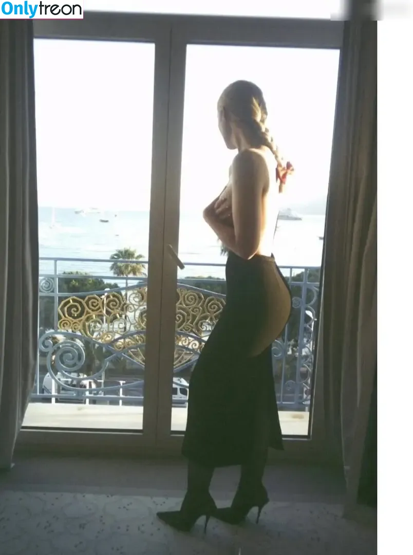 Elle Fanning nude photo #2983 (ellefanning)