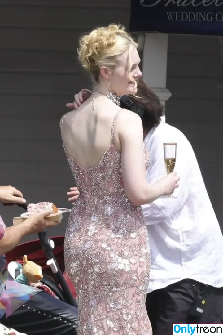 Elle Fanning nude photo #2992 (ellefanning)