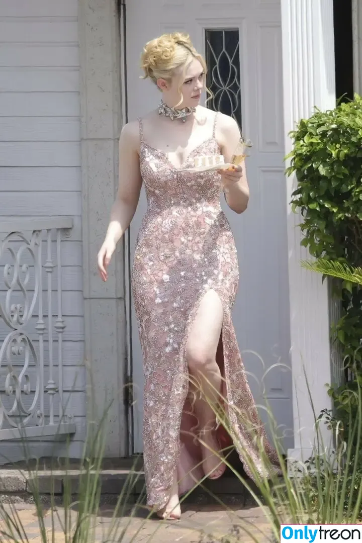 Elle Fanning nude photo #2997 (ellefanning)
