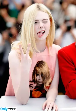 Elle Fanning / ellefanning nude photo #3137