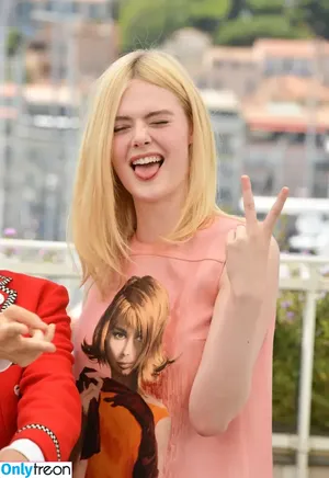 Elle Fanning / ellefanning nude photo #3148