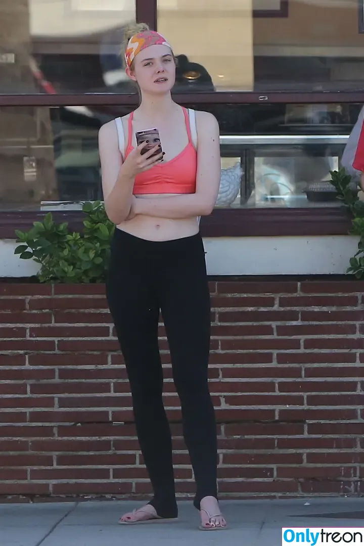 Elle Fanning nude photo #3100 (ellefanning)