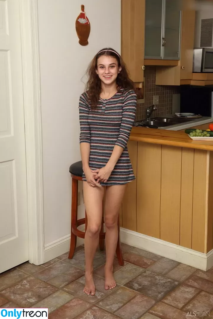 Ellie Eilish nude photo #0452 (ellie_theperv / ellieeilishx)